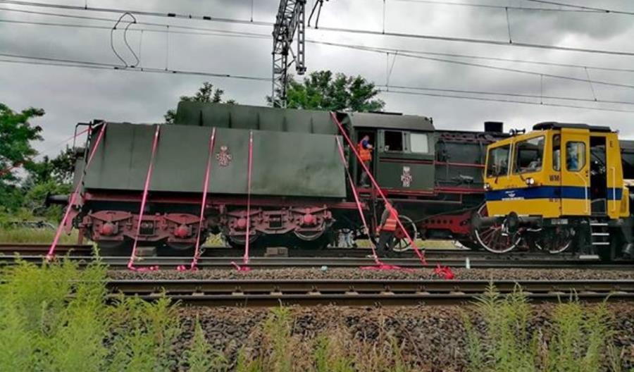 Zbąszyń: Parowóz po wykolejeniu już rozłączony [nowe zdjęcia]