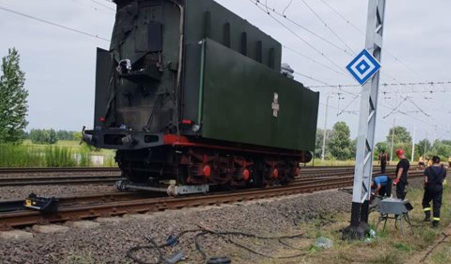 Zbąszyń: Parowóz po wykolejeniu już rozłączony [nowe zdjęcia]