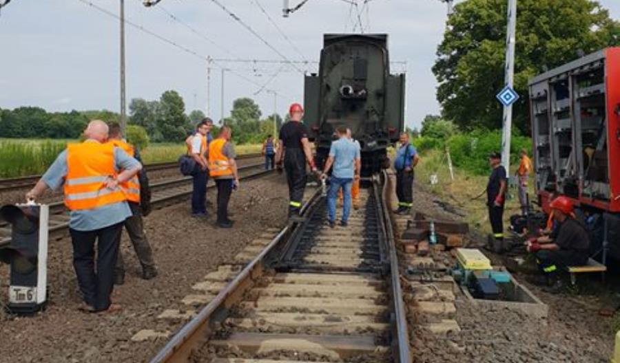 Zbąszyń: Parowóz po wykolejeniu już rozłączony [nowe zdjęcia]