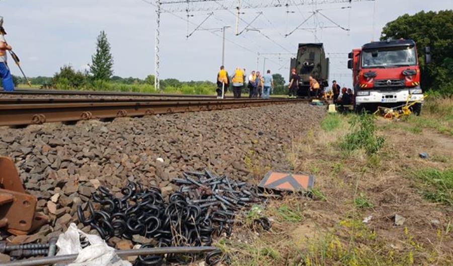 Zbąszyń: Parowóz po wykolejeniu już rozłączony [nowe zdjęcia]