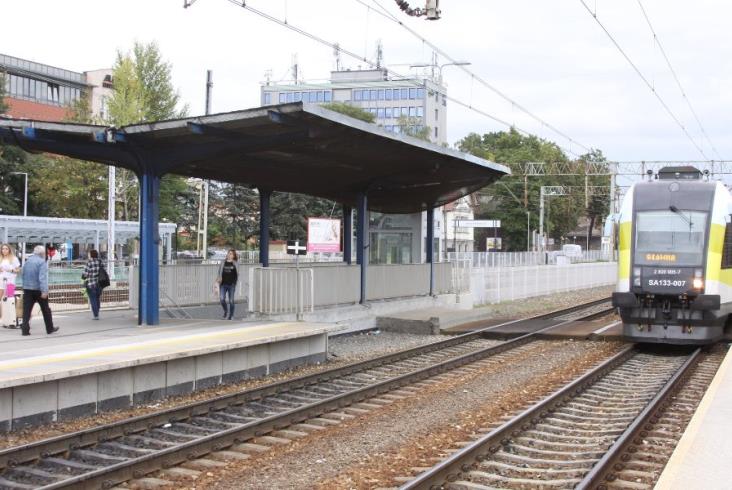 Powstają zadaszone przejścia nad łącznikiem ze stacją w Zielonej Górze Powstają zadaszone przejścia nad łącznikiem ze stacją w Zielonej Górze