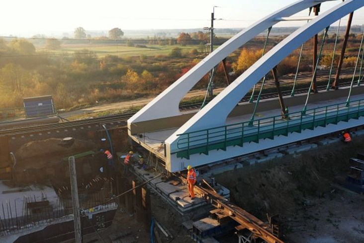 Rail Baltica: Drugi most kolejowy wjechał nad Bug [zdjęcia]