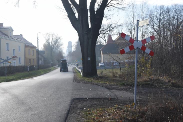 Żółte ostrzegawcze naklejki PLK przy przejeździe zalanym asfaltem. Po co? Żółte ostrzegawcze naklejki PLK przy przejeździe zalanym asfaltem. Po co?