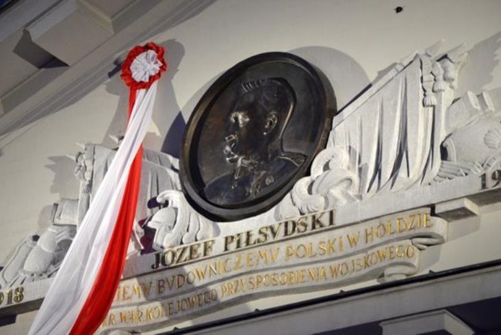 Wizerunek marszałka Józefa Piłsudskiego znów na siedzibie PLK Wizerunek marszałka Józefa Piłsudskiego znów na siedzibie PLK