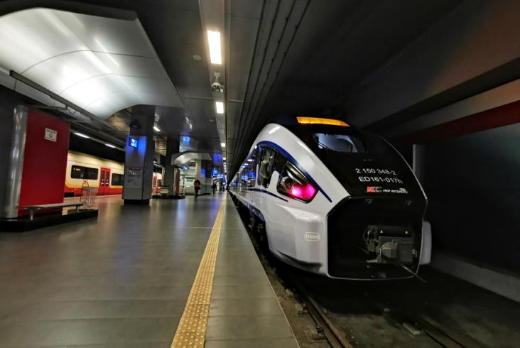 Pierwszy pociąg PKP Intercity z Łodzi dotarł na stołeczne lotnisko Pierwszy pociąg PKP Intercity z Łodzi dotarł na stołeczne lotnisko