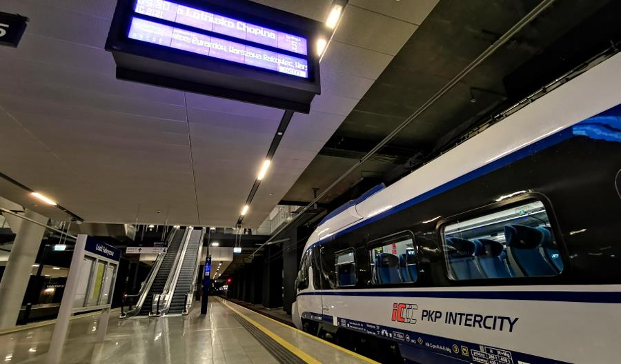 Pierwszy pociąg PKP Intercity z Łodzi dotarł na stołeczne lotnisko
