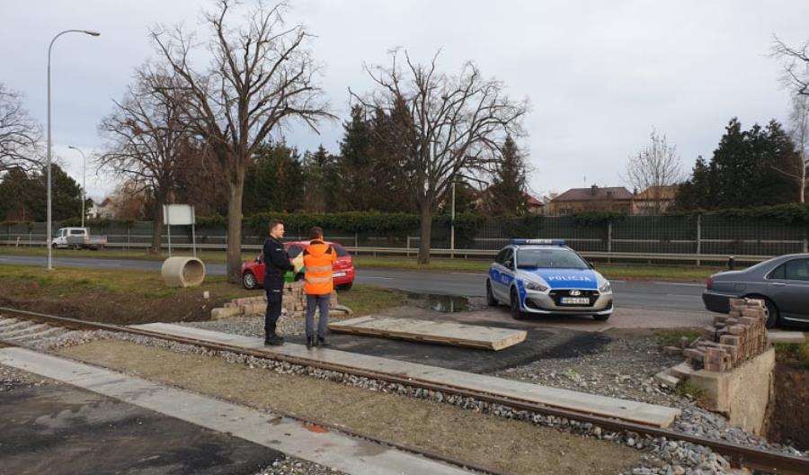 Ruch pociągów do Bielawy na krótko wstrzymany. „Płyty betonowe przy torach"
