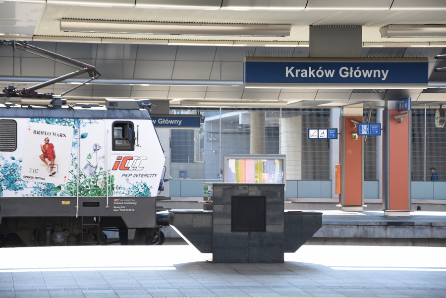 Kraków. Dwa pociągi pasażerskie na jednym torze. Kolejne takie zdarzenie