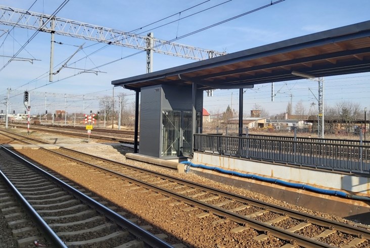 Podróżni na stacji Lubliniec korzystają z nowych wind