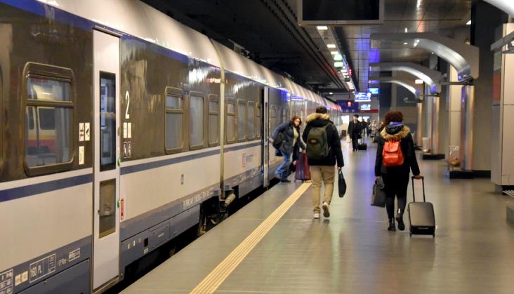 Specjalne pociągi PKP Intercity z Lotniska Chopina w ramach akcji #lotdodomu [aktualizacja]