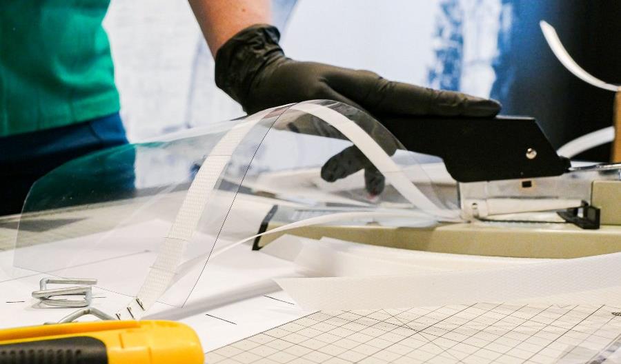 Koleje Śląskie produkują przyłbice dla szpitali Koleje Śląskie produkują przyłbice dla szpitali