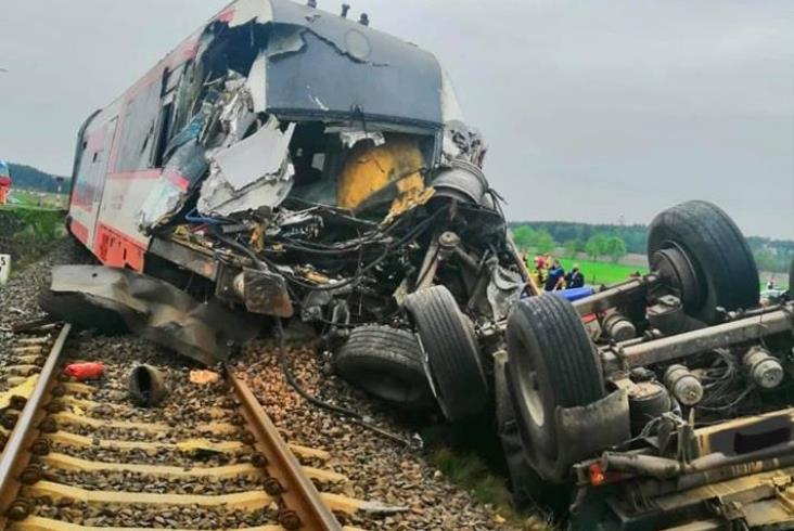 Wielkopolska: Kierowca ciężarówki wjechał pod szynobus. Są ranni Wielkopolska: Kierowca ciężarówki wjechał pod szynobus. Są ranni