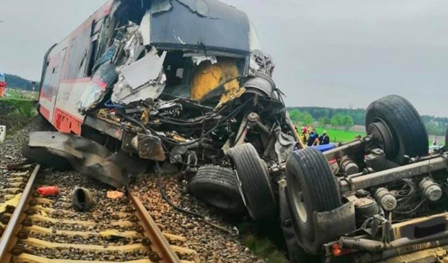Wielkopolska: Kierowca ciężarówki wjechał pod szynobus. Są ranni