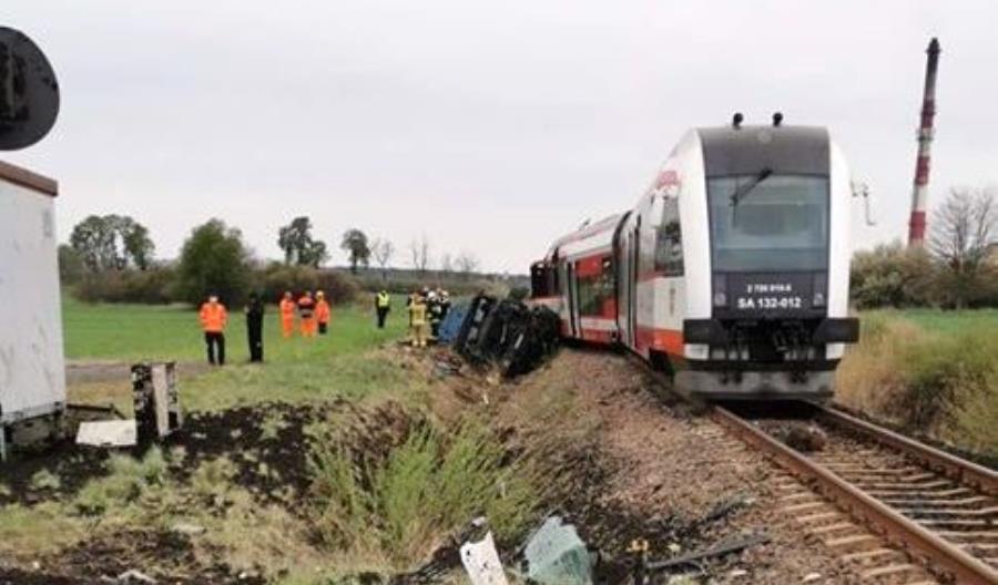 Wielkopolska: Kierowca ciężarówki wjechał pod szynobus. Są ranni