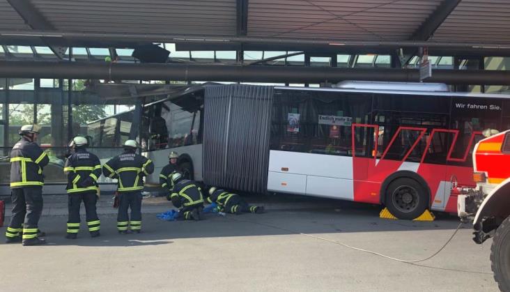 Niemcy: Autobus wjechał w dworzec kolejowy