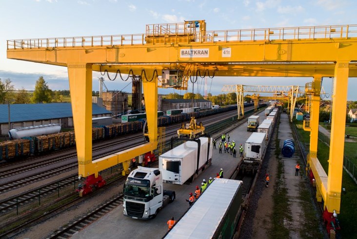 PKP Cargo, LG Cargo i CargoBeamer przewiozły pilotażowo naczepy pociągiem