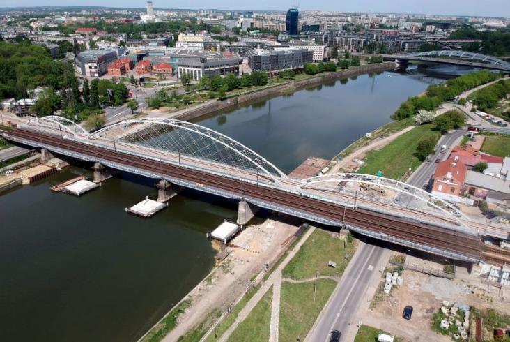 Dziś pociągi pojadą nowym mostem kolejowym nad Wisłą w Krakowie Dziś pociągi pojadą nowym mostem kolejowym nad Wisłą w Krakowie