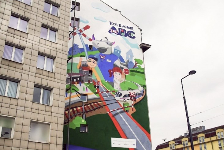 Mural promujący bezpieczeństwo na przejazdach odsłonięty