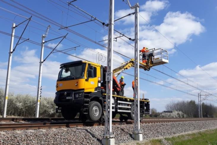 Linia nr 7: Przebudowa sieci trakcyjnej na odcinku Dęblin – Nałęczów blisko zakończenia Linia nr 7: Przebudowa sieci trakcyjnej na odcinku Dęblin – Nałęczów blisko zakończenia