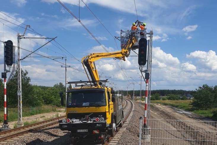 Linia nr 7: Przebudowa sieci trakcyjnej na odcinku Dęblin – Nałęczów blisko zakończenia