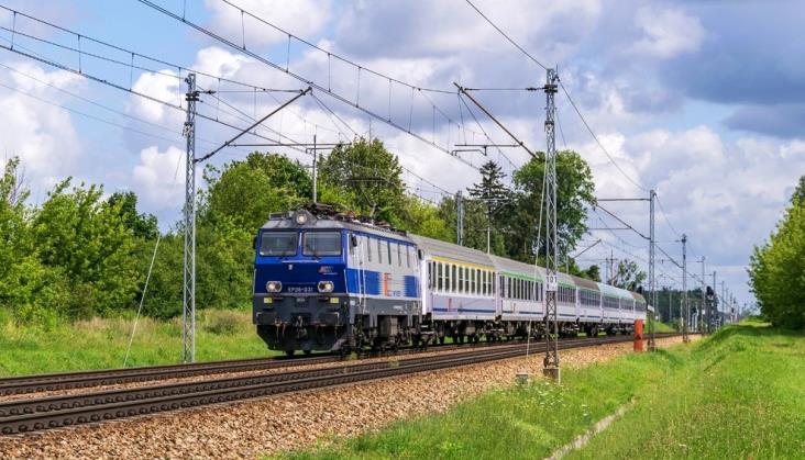 Po ogłoszeniu obostrzeń PKP Intercity wzmocniło już 77 pociągów 108 wagonami