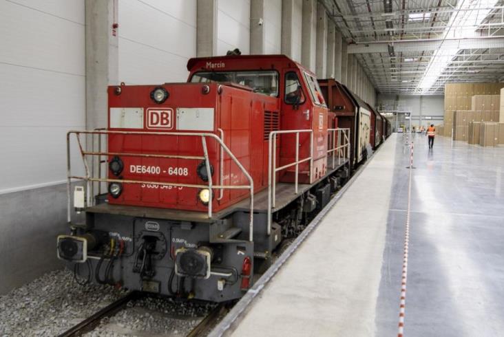 Wrocław: Lodówki i piekarniki rozwożone koleją z fabryki Wrocław: Lodówki i piekarniki rozwożone koleją z fabryki