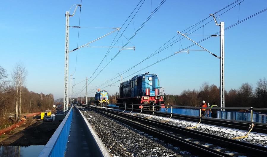 Ciężkie lokomotywy sprawdziły nowe mosty na CMK między Olszamowicami a Pilichowicami