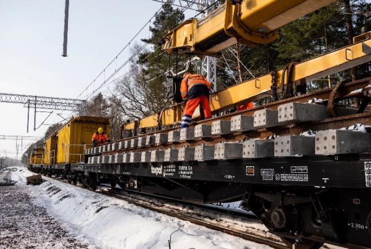 Kolejne kilometry nowych torów do portów w Szczecinie i Świnoujściu Kolejne kilometry nowych torów do portów w Szczecinie i Świnoujściu