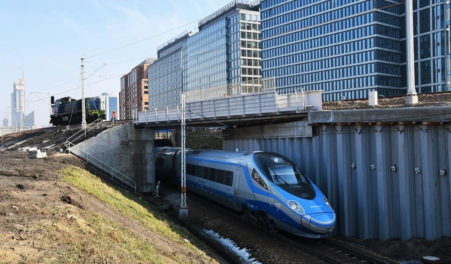 Ciężka lokomotywa sprawdziła wiadukt przed Warszawą Główną. Stacja ruszy 14 marca [zdjęcia]
