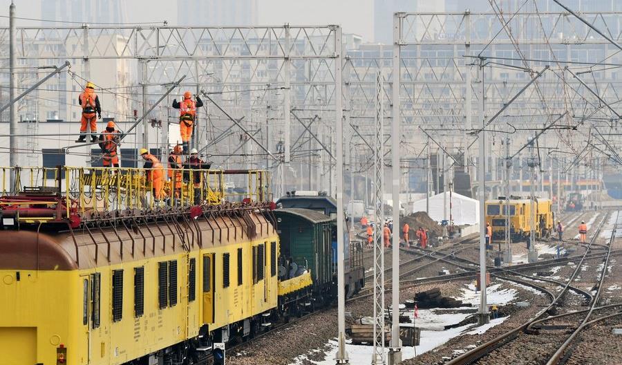 Ciężka lokomotywa sprawdziła wiadukt przed Warszawą Główną. Stacja ruszy 14 marca [zdjęcia]