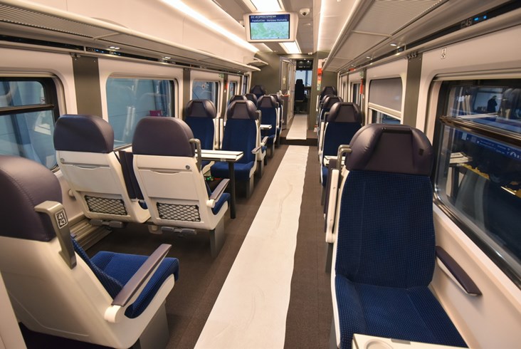 Pierwsze ED74 dla PKP Intercity gotowe. Zobacz, jak wyglądają „Edyty" po modernizacji [zdjęcia]