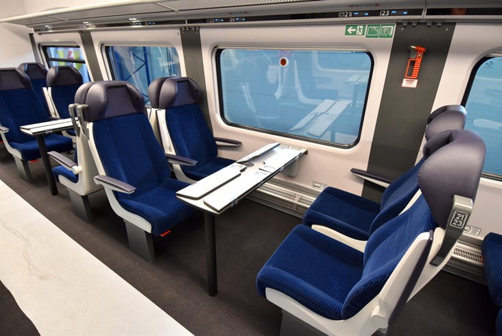 Pierwsze ED74 dla PKP Intercity gotowe. Zobacz, jak wyglądają „Edyty" po modernizacji [zdjęcia]