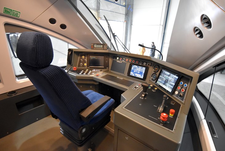 Pierwsze ED74 dla PKP Intercity gotowe. Zobacz, jak wyglądają „Edyty" po modernizacji [zdjęcia]