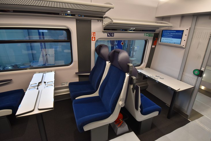 Pierwsze ED74 dla PKP Intercity gotowe. Zobacz, jak wyglądają „Edyty" po modernizacji [zdjęcia]