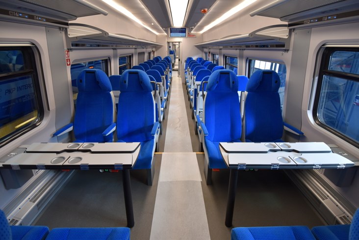 Pierwsze ED74 dla PKP Intercity gotowe. Zobacz, jak wyglądają „Edyty" po modernizacji [zdjęcia]