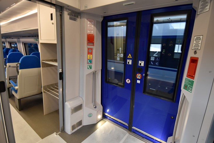 Pierwsze ED74 dla PKP Intercity gotowe. Zobacz, jak wyglądają „Edyty" po modernizacji [zdjęcia]