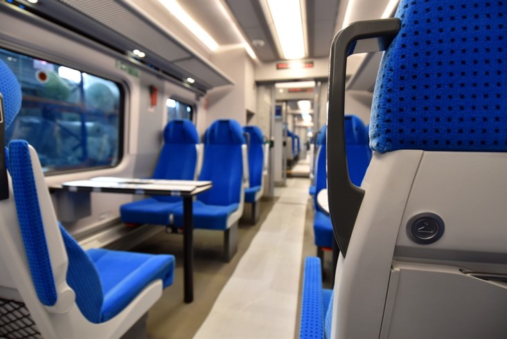 Pierwsze ED74 dla PKP Intercity gotowe. Zobacz, jak wyglądają „Edyty" po modernizacji [zdjęcia]