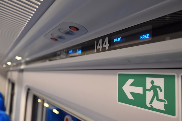 Pierwsze ED74 dla PKP Intercity gotowe. Zobacz, jak wyglądają „Edyty" po modernizacji [zdjęcia]