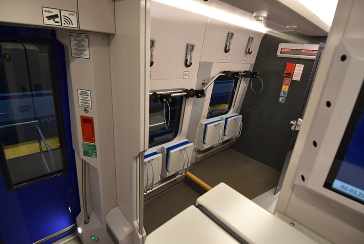 Pierwsze ED74 dla PKP Intercity gotowe. Zobacz, jak wyglądają „Edyty" po modernizacji [zdjęcia]