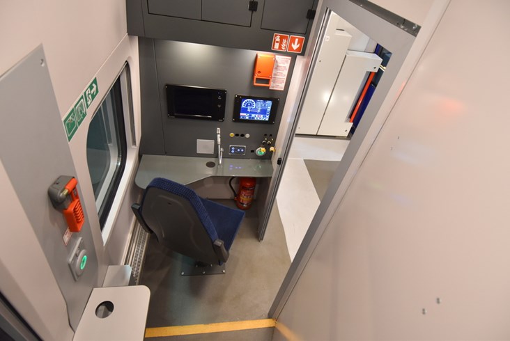 Pierwsze ED74 dla PKP Intercity gotowe. Zobacz, jak wyglądają „Edyty" po modernizacji [zdjęcia]