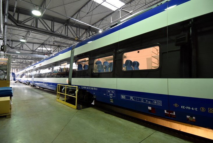 Pierwsze ED74 dla PKP Intercity gotowe. Zobacz, jak wyglądają „Edyty" po modernizacji [zdjęcia]