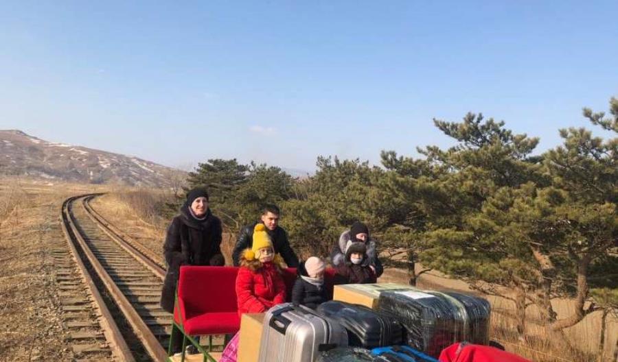 Rosyjscy dyplomaci drezyną wracali z Korei do ojczyzny Rosyjscy dyplomaci drezyną wracali z Korei do ojczyzny