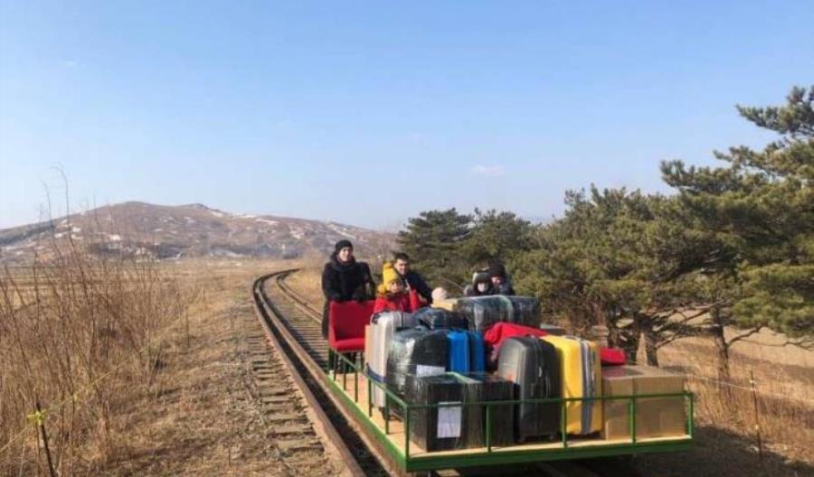 Rosyjscy dyplomaci drezyną wracali z Korei do ojczyzny Rosyjscy dyplomaci drezyną wracali z Korei do ojczyzny