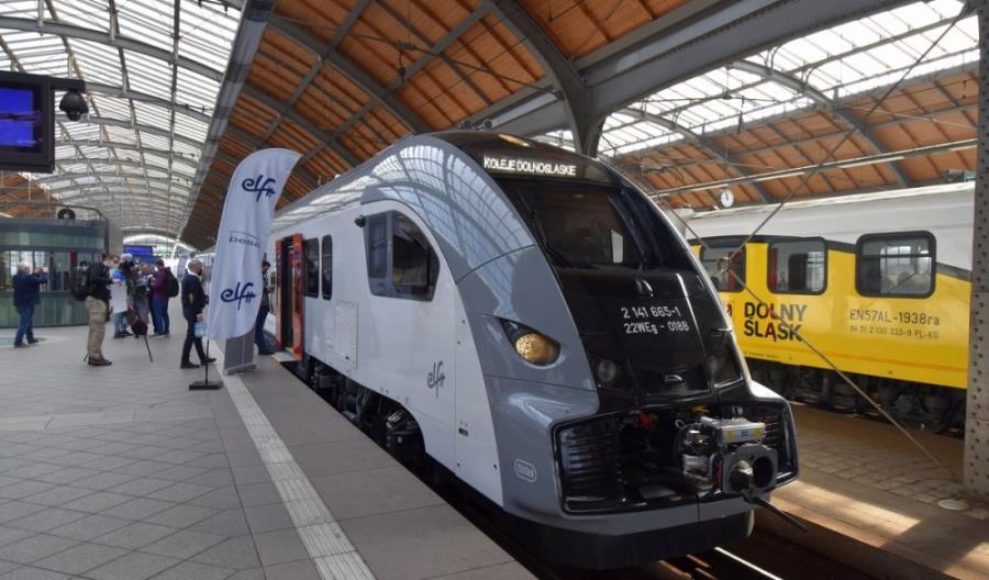 Pesa pokazała we Wrocławiu Elfa 2, który miał trafić do SKM Warszawa