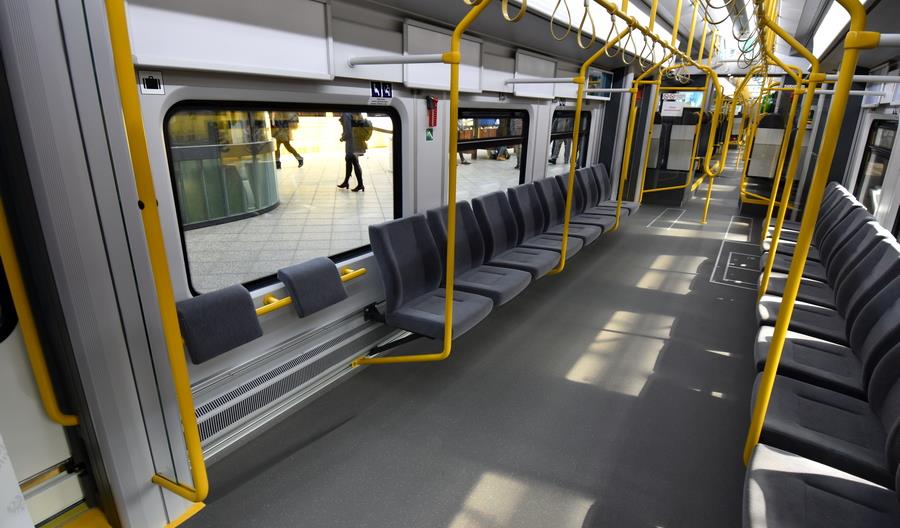 Pesa pokazała we Wrocławiu Elfa 2, który miał trafić do SKM Warszawa