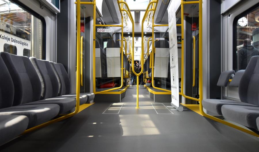 Pesa pokazała we Wrocławiu Elfa 2, który miał trafić do SKM Warszawa