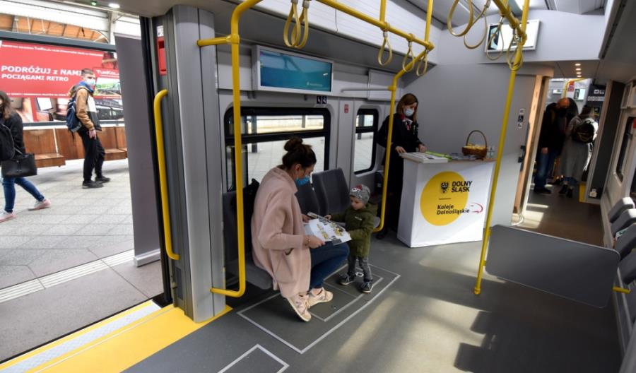 Pesa pokazała we Wrocławiu Elfa 2, który miał trafić do SKM Warszawa