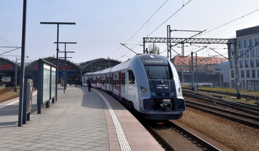 Pesa pokazała we Wrocławiu Elfa 2, który miał trafić do SKM Warszawa