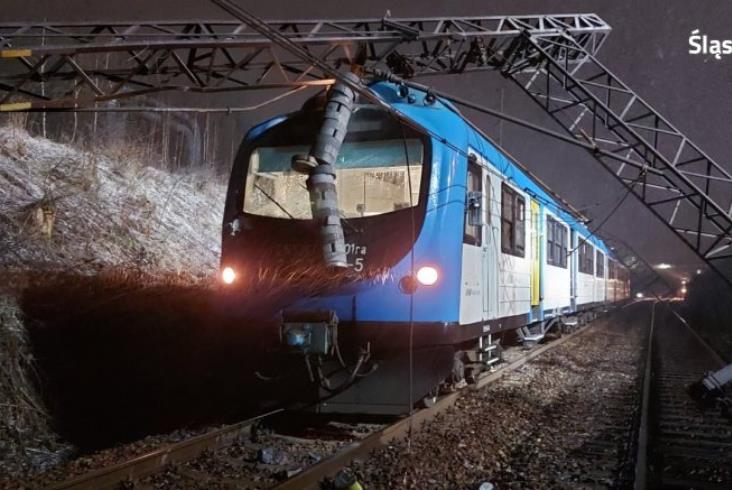 Chorzów: Słup trakcyjny przewrócił się na pociąg Kolei Śląskich Chorzów: Słup trakcyjny przewrócił się na pociąg Kolei Śląskich