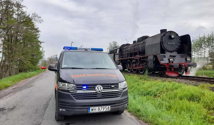 Auto osobowe wjechało pod pociąg prowadzony parowozem